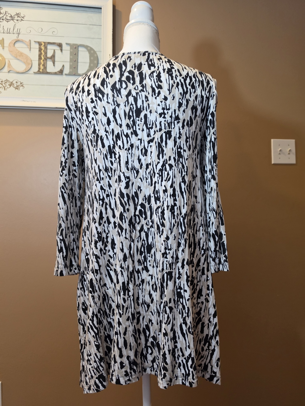 Dana Buchman Black & White Cold-Shoulder Printed Shift Dress - Picture 2 of 7